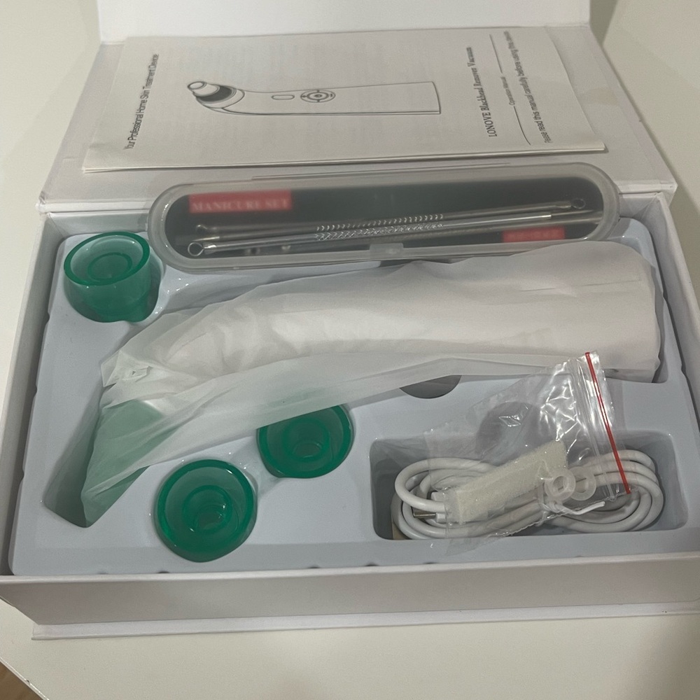 Facial suction beauty device
